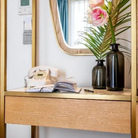 Rose Bourbon 3* Paris