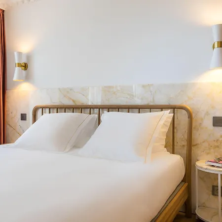 Rose Bourbon 3* Paris