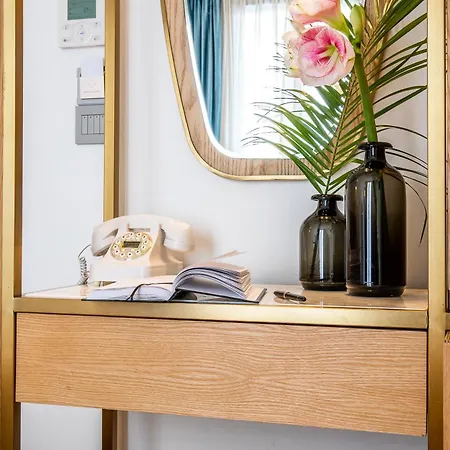 Rose Bourbon 3* Paris